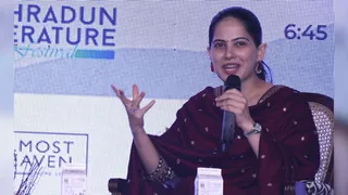 डालनवाला स्थित दून इंटरनेशनल स्कूल में आयोजित देहरादून लिटरेचर फेस्टिवल में मोटीवेशनल स्पीकर जया किशोरी। जागरण