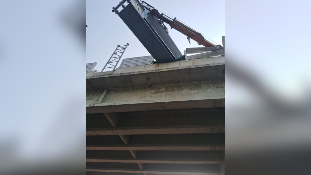 lucknowkanpur expressway accident hydra overturns barrier falls