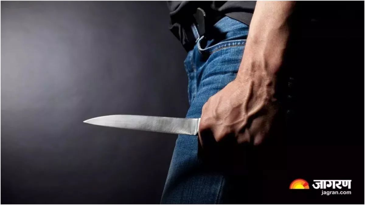mobile thief attacks delhi police officer with knife at azadpur bus stand