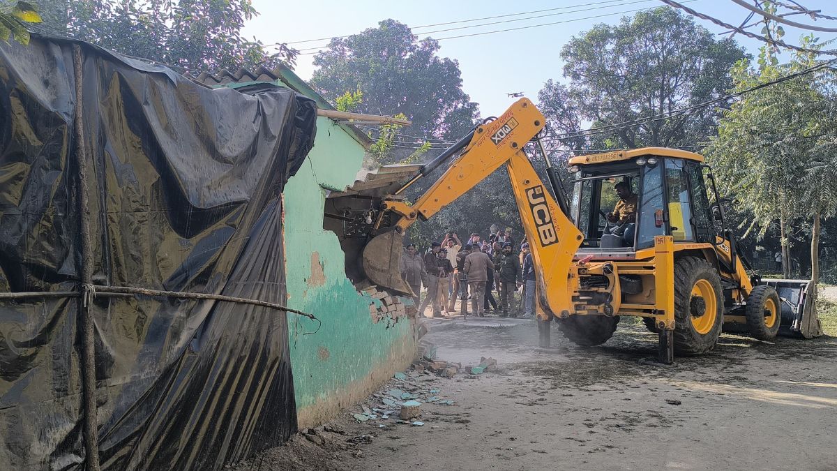 illegal mazar demolished in nihendpur suthari