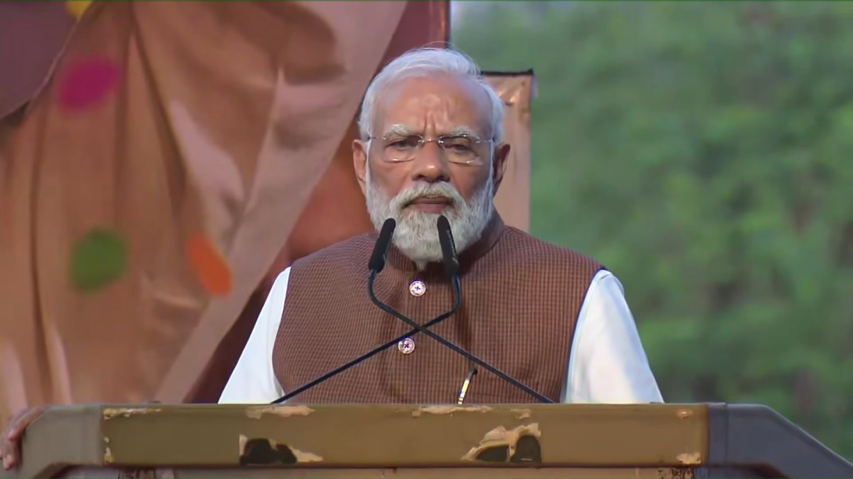 pm modi praises bihars political acumen in gujarat rally