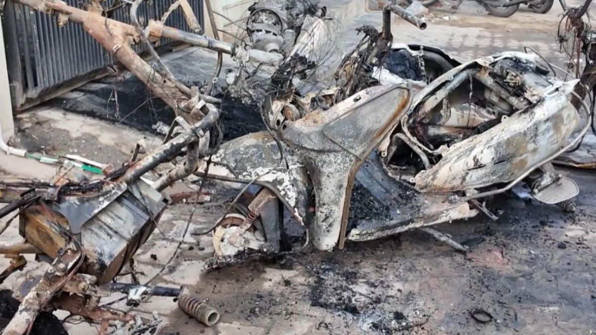 loud explosion occurred in scooter that was on charging in sirsa burning 6 vehicles to ashes