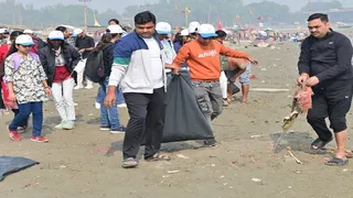 प्रयागराज त्रिवेणी संगम पर श्रमदान करते सीएमपी डिग्री कालेज के छात्र व अन्य।
