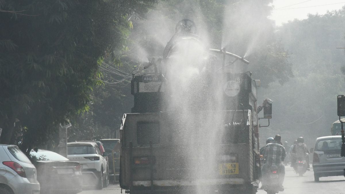 noida air pollution residents head to religious sites for relief