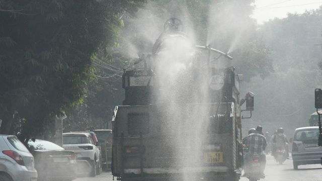 'नोएडा में हवा खराब है, चलो कहीं घुम आए'; शहरवासियों ने किया धार्मिक स्थलों की ओर रुख
