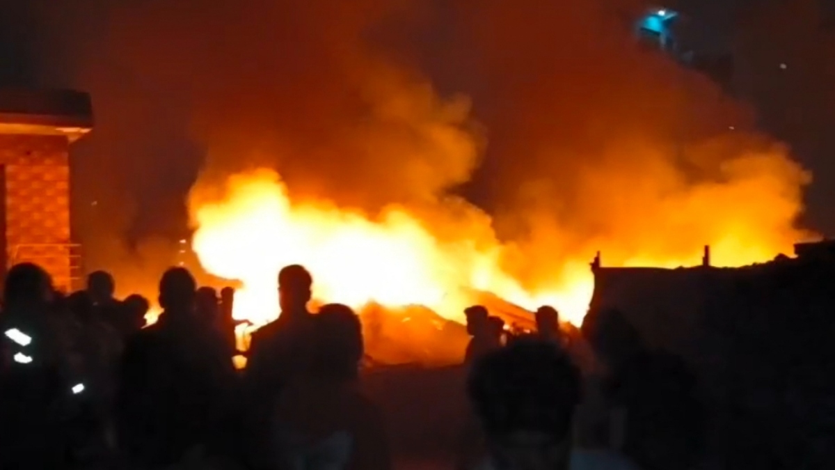 noida fire three slums gutted in chijarsi due to cylinder leakage