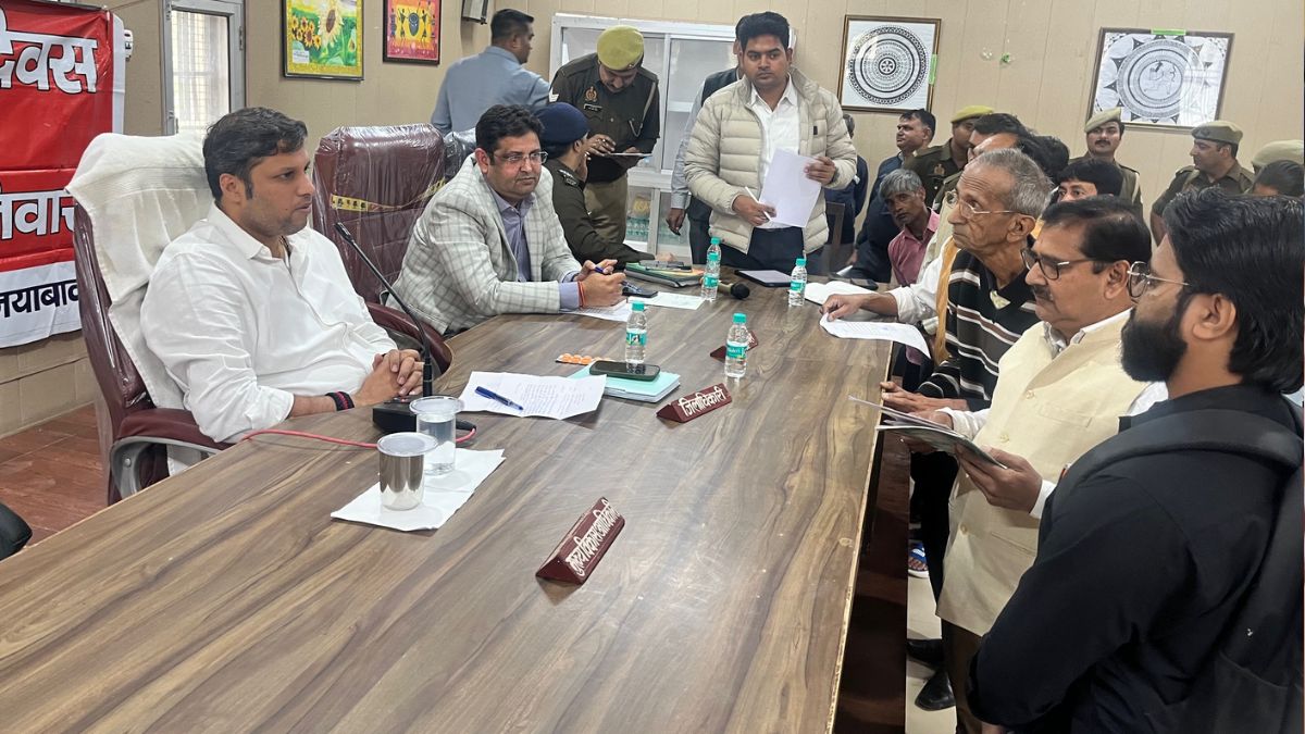 ghaziabad dm scolds kanungo field work needed not office antics