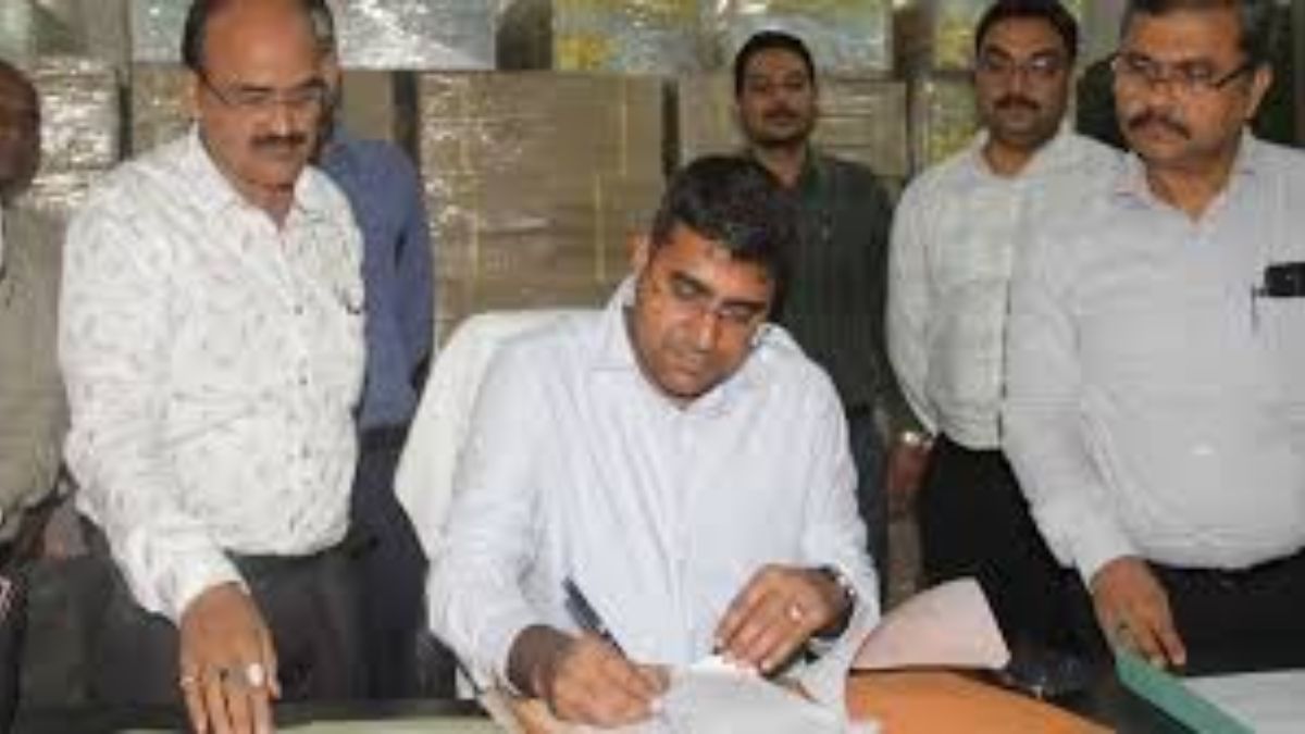 dm scolds xen electricity tubewell over negligence in bansgaon