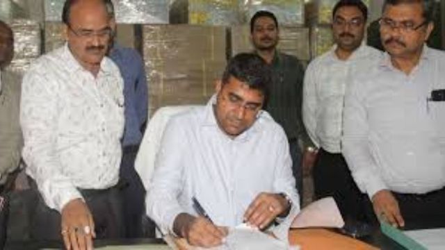 डीएम ने लापरवाही पर XEN विद्युत और नलकूप को लगाई फटकार, राजस्व निरीक्षक के चैनमैन को कार्यालय से संबद्ध करने के निर्देश
