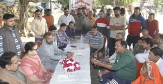 वार्ड छह भन्नानापुरवा कारवालो नगर रामलीला मैदान में दैनिक जागरण द्वारा आयोजित जागरण आपके द्वार कार्यक्रम में लोगों की समस्या सुनतीं महापौर प्रमिला पांडेय। साथ में उपस्थित नगर निगम समेत अन्य विभागों के अधिकारी। जागरण