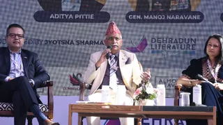 दून इंटरनेशनल स्कूल में आयोजित देहरादून लिटरेचर फेस्टिवल के सत्र को संबोधित करते पूर्व सेना अध्यक्ष जनरल मनोज नरवणे। साथ में आदित्य पिट्टी व रंजीता घोष। जागरण