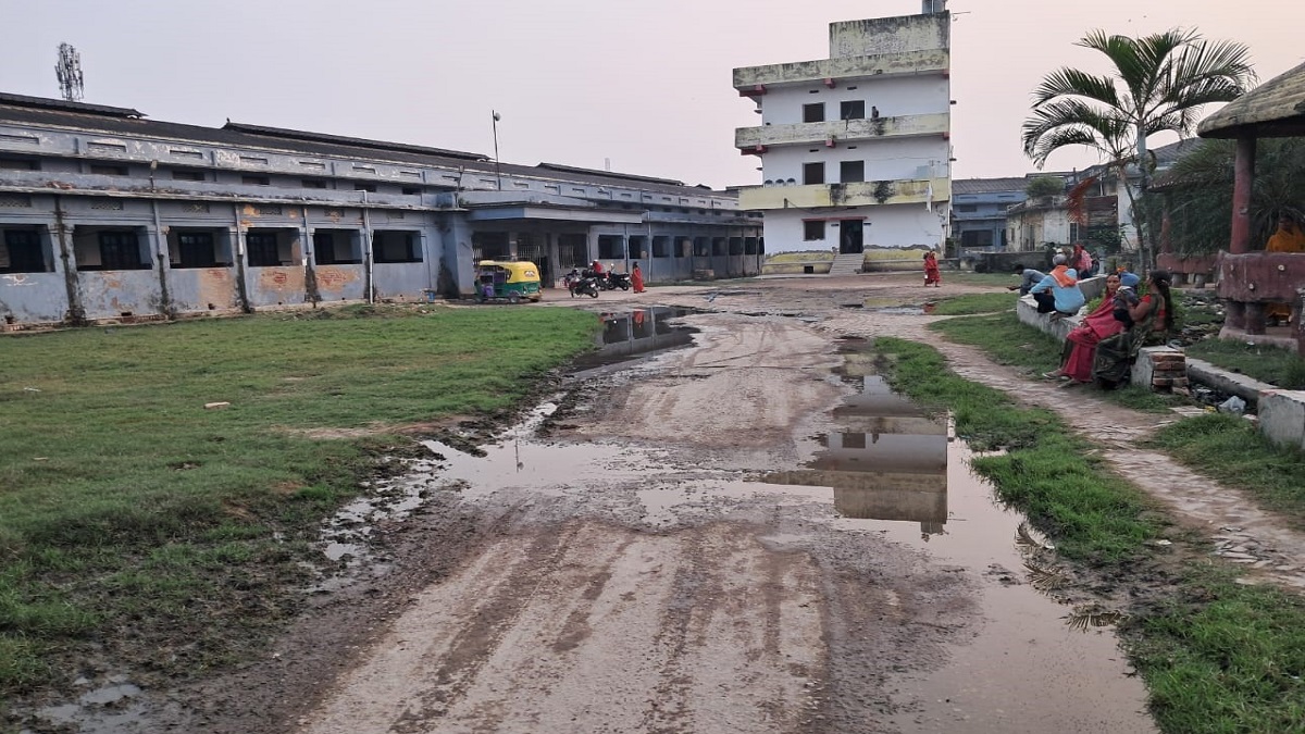 darbhanga latest news waterlogging outside the dengue ward at dmch poses a threat to patients