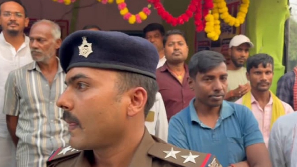 darbhanga villagers nab youths brandishing pistol in rajo village