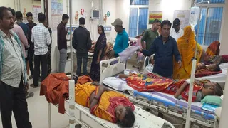 रविवार को सदर अस्पताल के इमरजेंसी में इलाज पहुंचे मरीजों की भीड़। जागरण