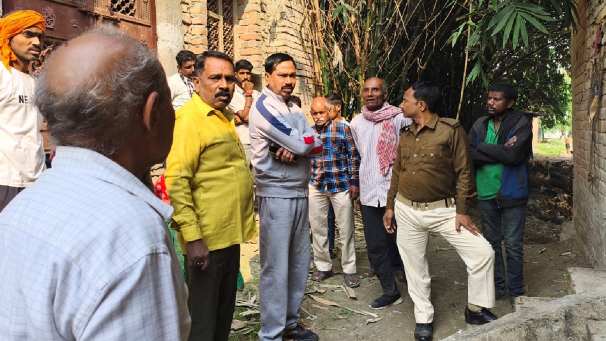 the body of a young man was found in a suspicious condition on his bed in his own house in dalsinghsarai samastipur