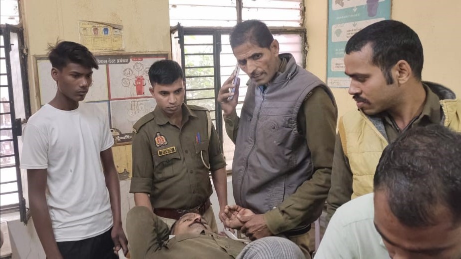 sultanpur road accident woman from ayodhya dies home guard injured