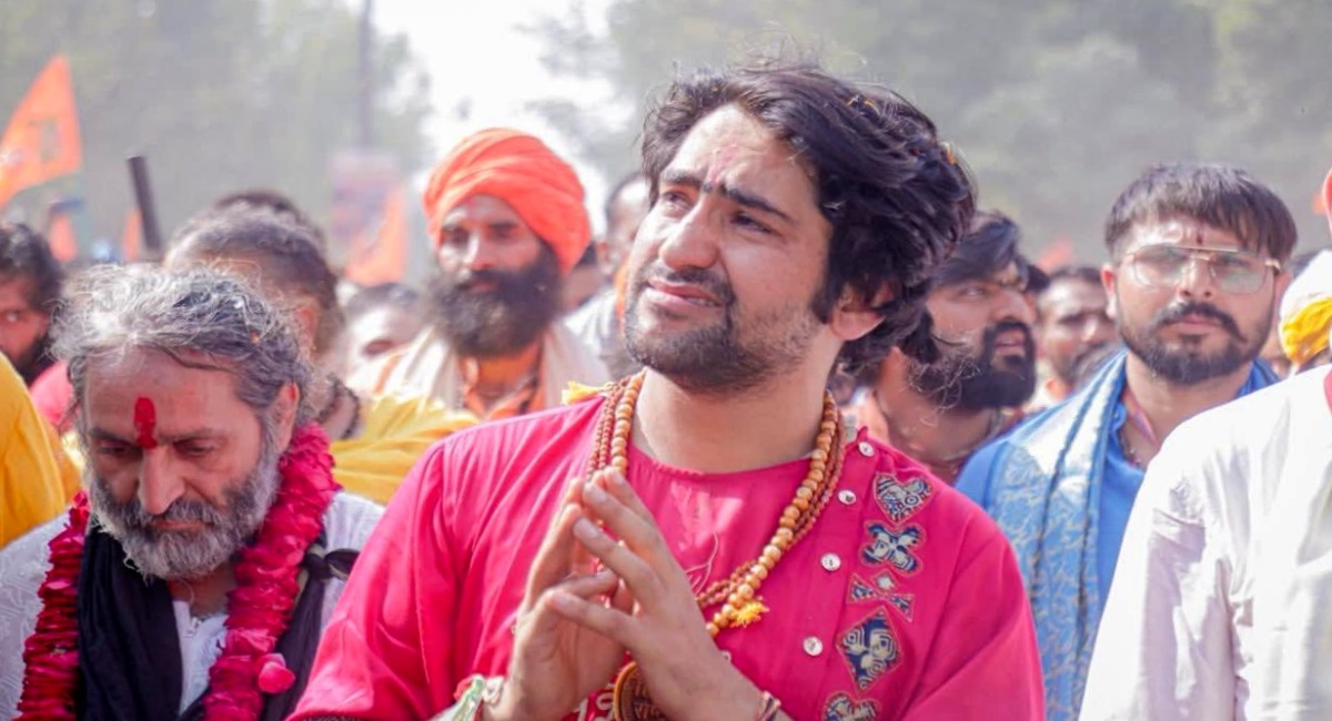 dhirendra shastri simplicity and desi style captivate millions