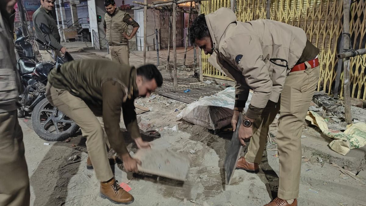 aligarh biker crushed by truck near lal mandir