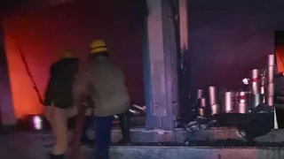बद्दी के झाड़माजरी में एक उद्योग में भड़की आग को काबू करते दमकल कर्मी।