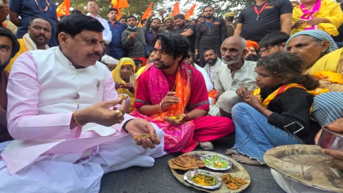 cm of mp mohan yadav took lunch on road