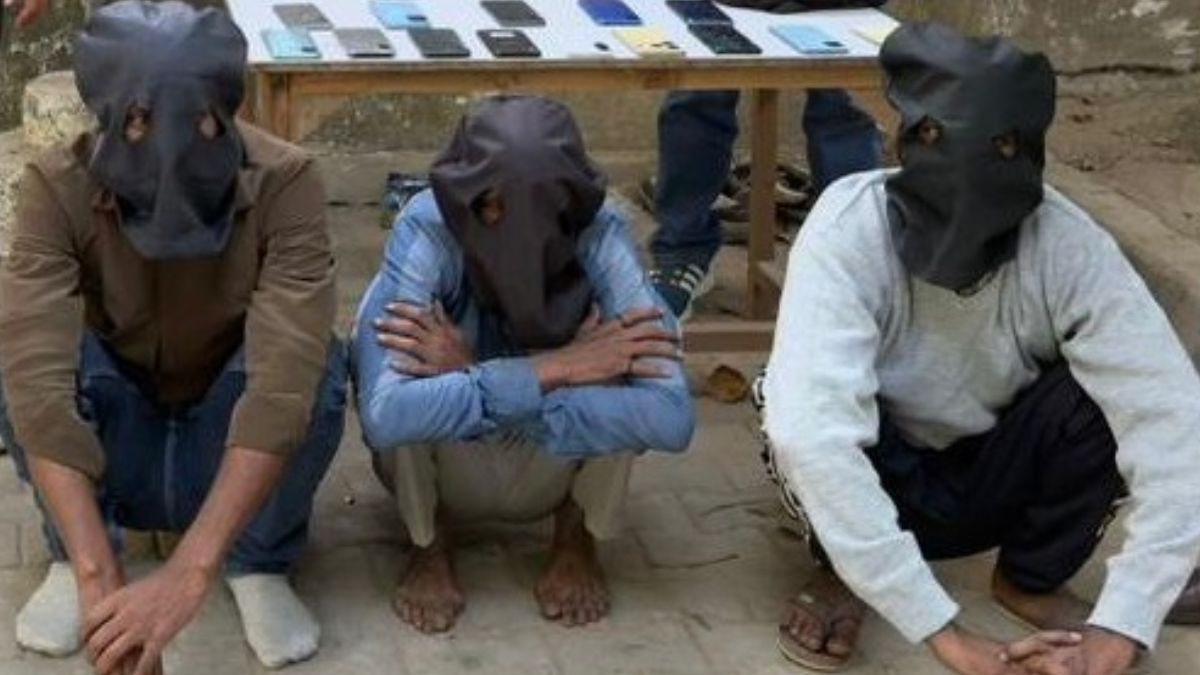 delhi bus passengers phone theft three arrested for selling to cyber criminals