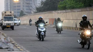 बढ़ी ठंड में रंजीत सिंह फ्लाईओवर पर गर्म कपड़ो में अपने गंतव्य को जाते बाइक सवार। जागरण