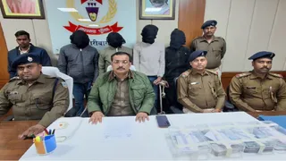 गिरिडीह के सरगना सहित चार को गिरफ्तार किया गया , उनके पास से 19 एटीएम, डेढ़ लाख नगद, 11 मोबाइल और दो कार जब्त हुए।