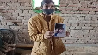प्रेमी के साथ अपना फोटो दिखाती युवती, हुसैनाबाद थाना क्षेत्र के सामूडीह गांव की घटना।