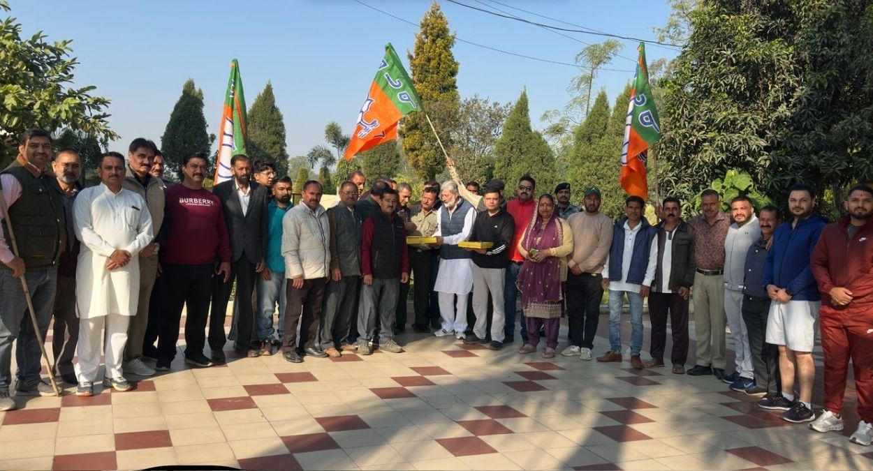 nda wins bihar bjp celebrates with sweets