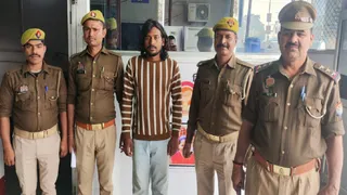प्रतापगढ़ पुलिस की गिरफ्त में दोस्त का हत्यारोपित सूरज मिश्रा। सौजन्य : पुलिस मीडिया सेल