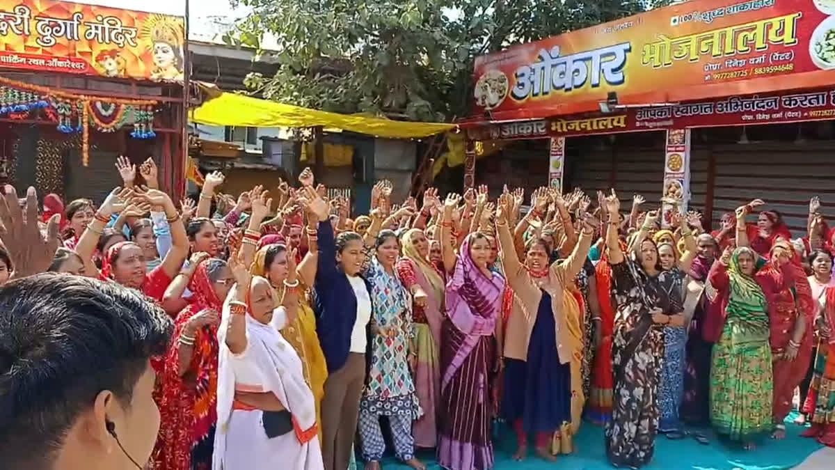 mamleshwar people protest shops hotels and auto rickshaws stop operating in omkareshwar