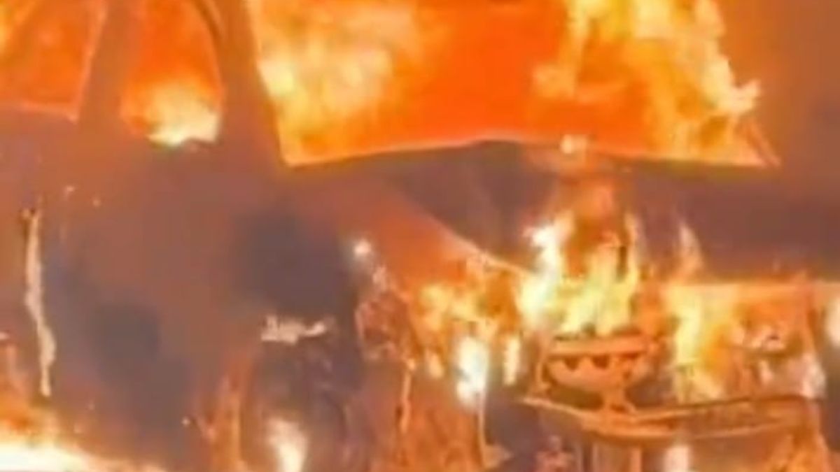 rewari car fire car catches fire on delhijaipur highway driver escapes