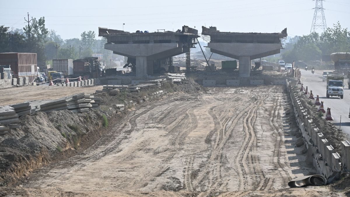 vehicleswillbespeedinginthenewyearworkonthesixlaneflyoveratnavadiyajhadainbareillyisinitsfinalstages