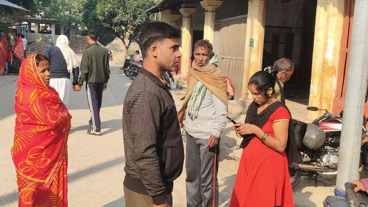 road accident in bagaha youth dies while fetching aadhaar card