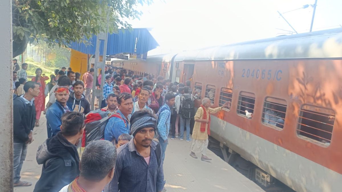 post election exodus bagaha residents seek jobs in delhi and mumbai