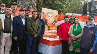 बलिदानी जसवंत सिंह रावत की पुण्यतिथि पर क्लेमेनटाउन मछली तालाब स्थित स्मारक पर श्रद्धांजलि अर्पित करते क्लेमेनटाउन रेजिडेंट वेलफेयर सोसायटी से जुड़े पदाधिकारी व स्वजन। जागरण