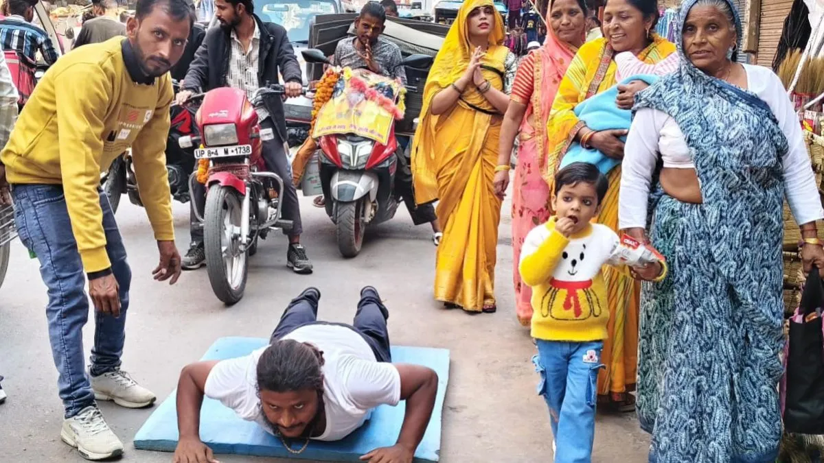 संत प्रेमानंद महराज के लिए ऐसा प्रेम!... मिलने को दंडवत यात्रा करते हुए वृंदावन पहुंचेगा मोनू