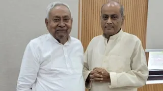 मुख्यमंत्री नीतीश कुमार के साथ जदयू के बागी पूर्व मंत्री शैलेश (फाइल फोटो)