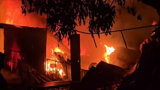 दुकानों में लगी आग का भयावह नजारा।