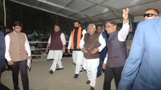 गांधी मैदान में मंच के बारे में मुख्यमंत्री नीतीश कुमार को जानकारी देते मुख्य सचिव प्रत्यय अमृत। जागरण