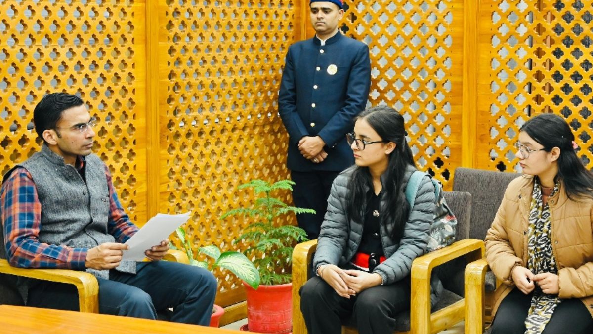 dm help two sisters after father death