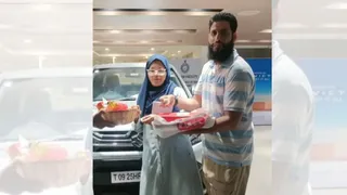 कार खरीदने के बाद मिठाई खिलाते हुए फोटो में एक साथ आतंकी शहीन और मुजम्मिल।