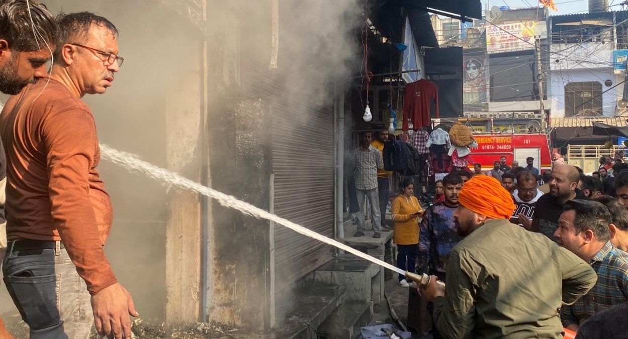 fire engulfs general store in dinanagar 15 lakh loss