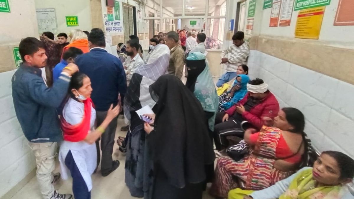 patient collapses at ghaziabad hospital health crisis update