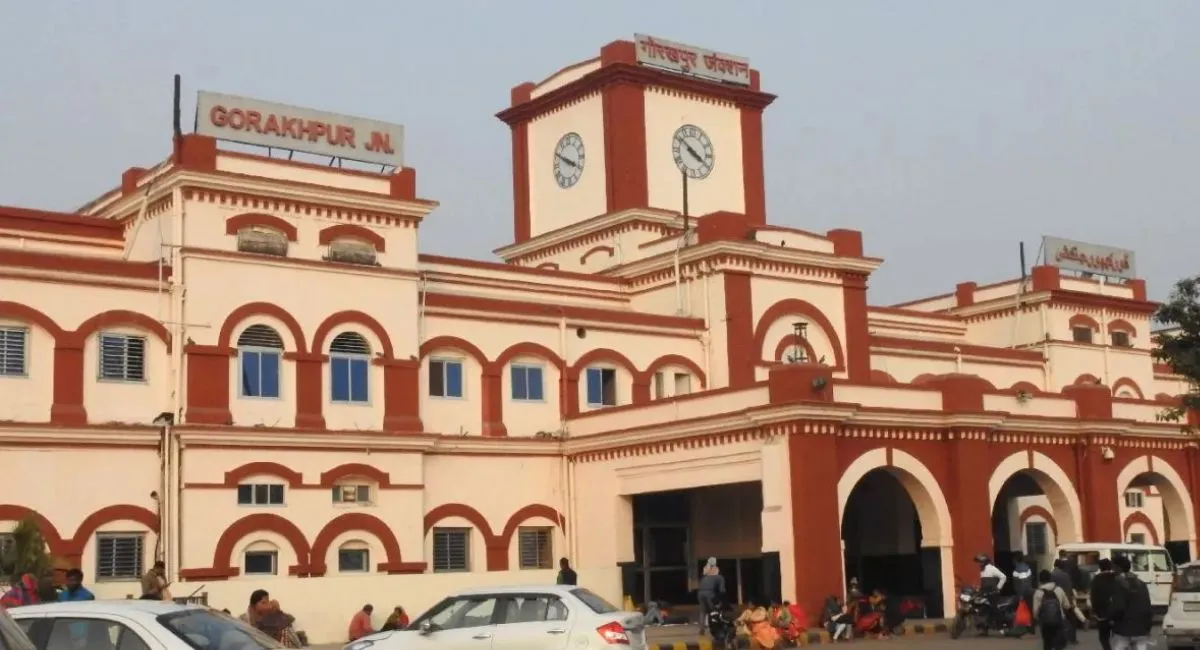 गोरखपुर रेलवे स्टेशन के VIP गेट के पास पसरी गंदगी, बदबू ने बढ़ाई यात्रियों की मुसीबत