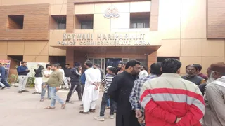 थाना हरीपर्वत में जुटे मृतक ड्राइवर के परिवार के सदस्य। फोटो: जागरण