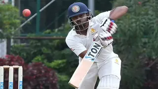 सोमवार को कीनन स्टेडियम में बल्लेबाजी करता खिलाड़ी। ● जागरण