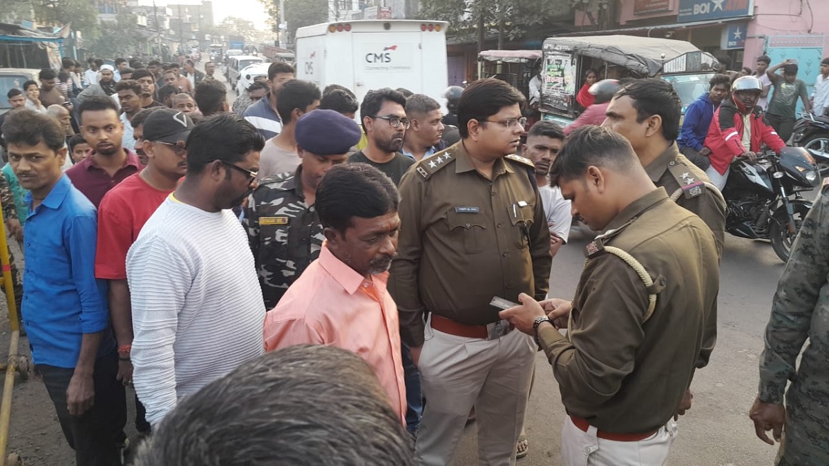 criminals shoot dead youth at katras more in dhanbad