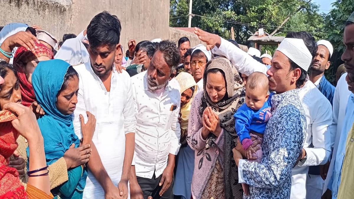 liluah railway worker dies in kolkata after fatal fall from moving train at pradhankhanta station