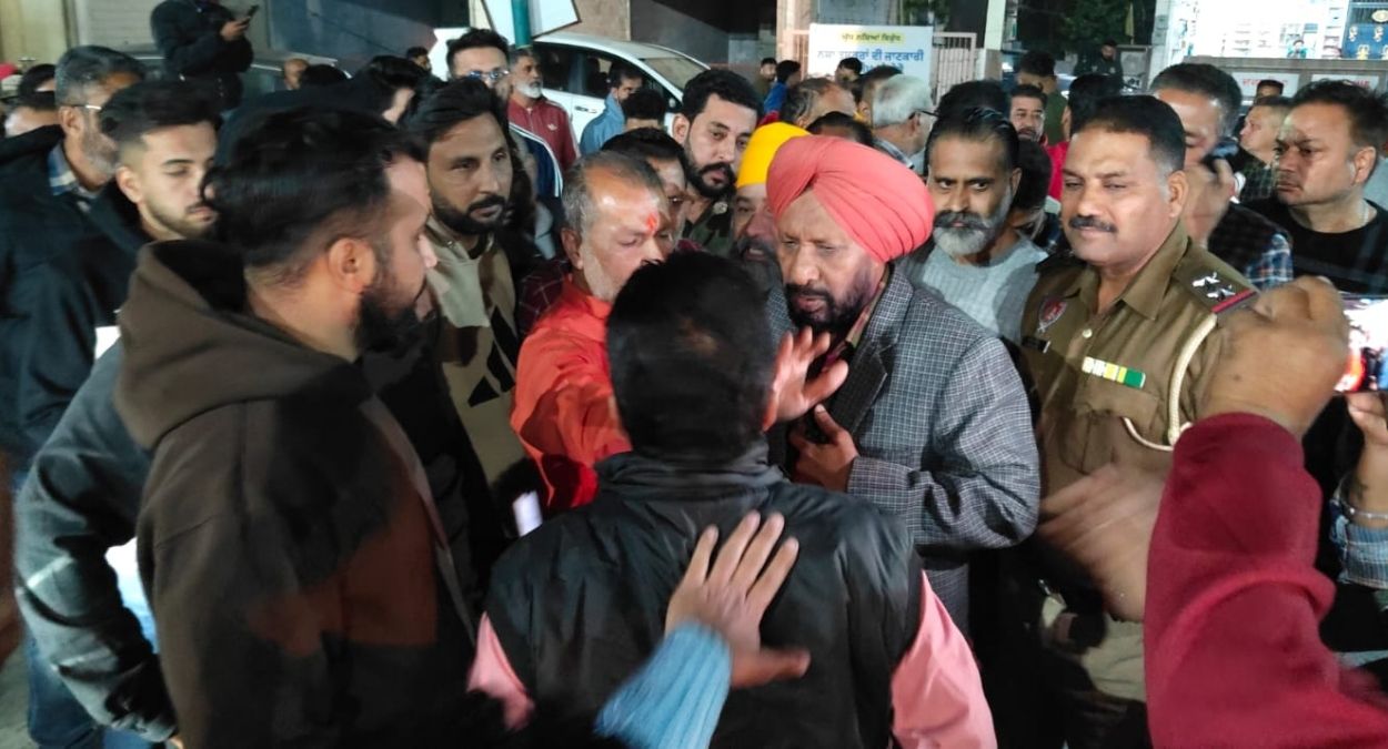 shiv sena leaders son shot father injured in phagwara attack